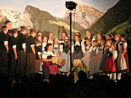 Foto die Jungjodler singen auf der Bühne - zum Foto