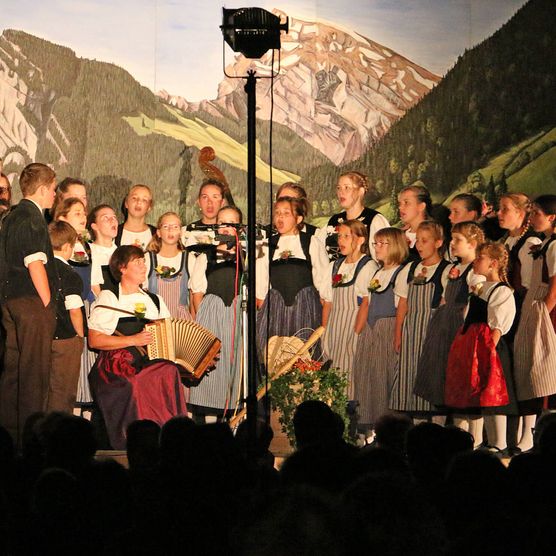 Foto die Jungjodler singen auf der Bühne - zum Foto