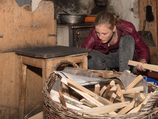 Foto Mädchen legt das Holz zum Feuern bereit - zum Foto