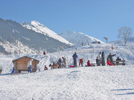 Bild Schneespielplatz auf der Grimmialp - zum Bild