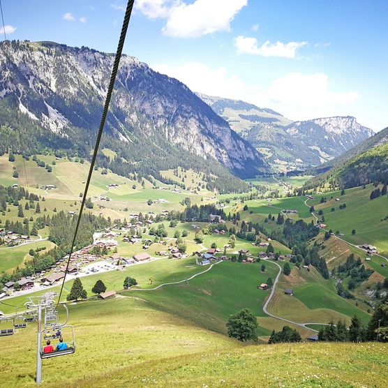 Foto Blick auf Dorf Schwenden ab dem Sessellift der Grimmialpbergbahnen - zum Foto