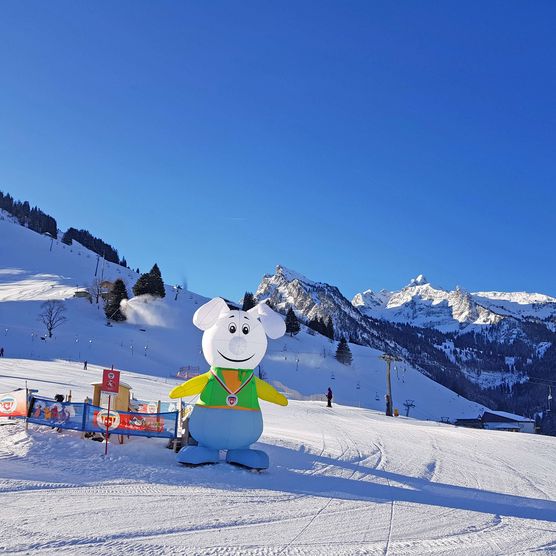 Photo de la mascotte de l'école de ski Snowli sur le site de l'école de ski Grimmialp - voir la photo