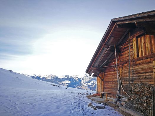 Foto Eingewinterter Alphütte - zum Foto