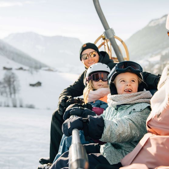 Bild Familie auf dem Sessellift - zum Bild