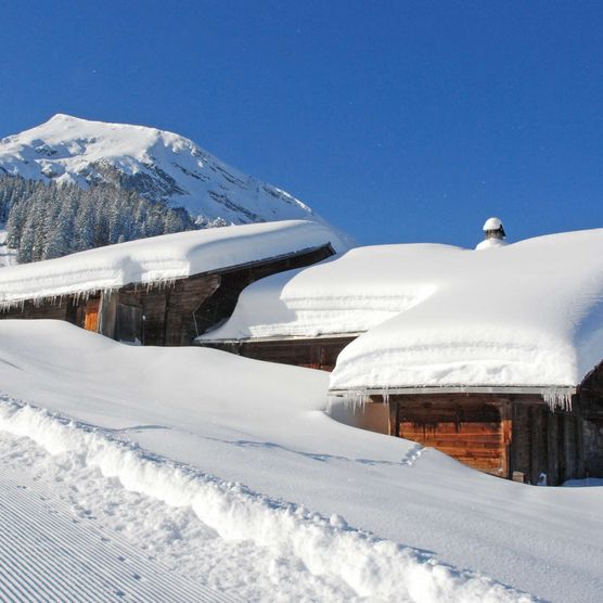 Picture Snowcovered alpine huts - to the picture