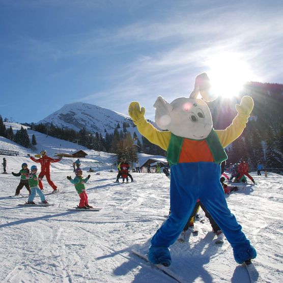 Photo La mascotte Snowli sur la piste de ski - voir la photo