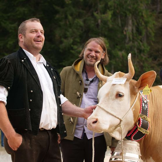 Foto Siegerkuh Maloja mit Besitzer Beat Wiedmer und Street-Parade-Präsident Joel Meier - zum Foto