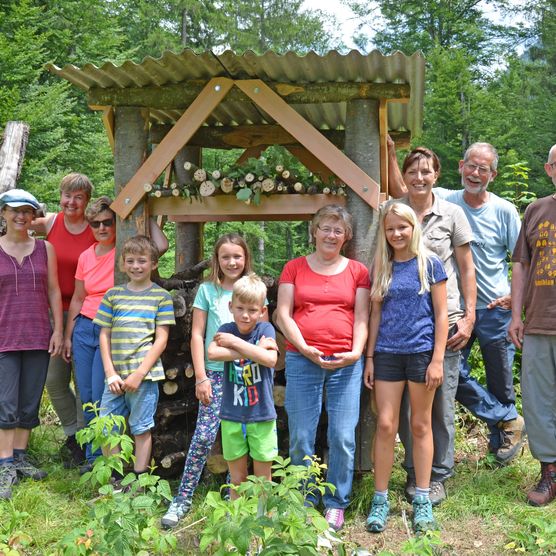 Foto Mitglieder des Vereins Freunde unterwegs im Einsatz für den Alpenbockkäfer -zum Foto