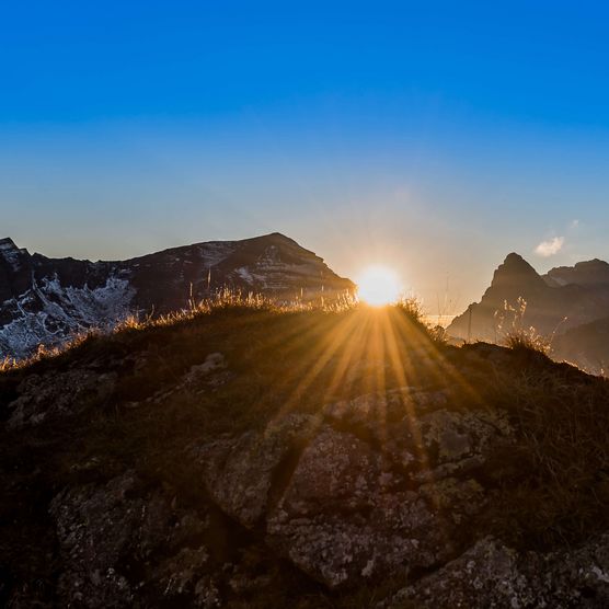 Picture Sunrise over the mountains of the Diemtigtal - to the picture