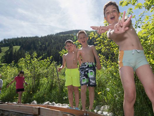 Photo Enfants en maillot de bain sur le terrain de jeu aquatique - vers la photo