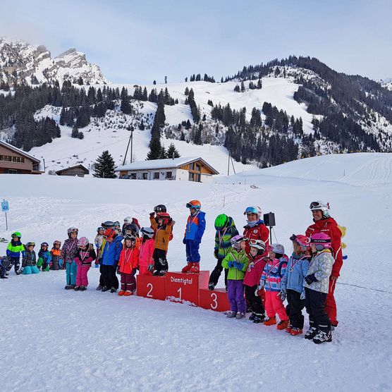 Photo de la remise des prix de la course de l'école de ski - voir la photo