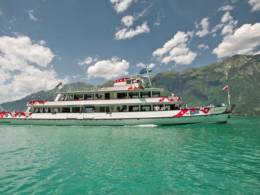 Photo bateau sur le lac turquoise - voir la photo