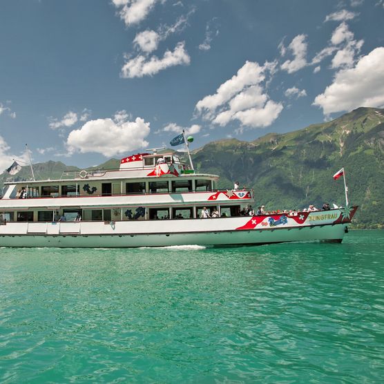 Foto Schiff auf dem türkisblauen See - zum Foto