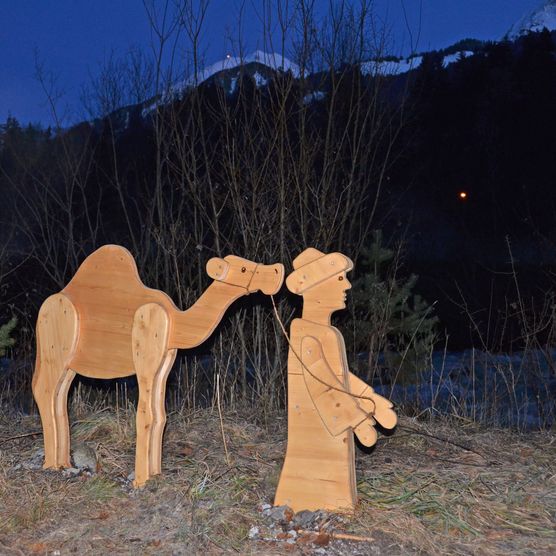 Foto Nächtliches Bild von Dromedar und Weisen auf dem Waldkrippenweg - zum Foto