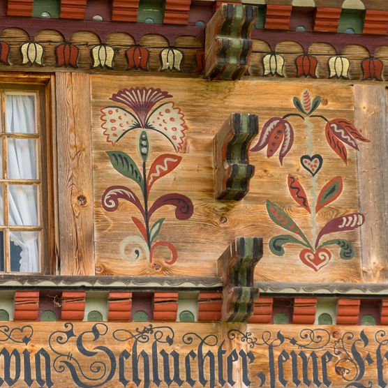 Foto reich geschnitzte und bemalte Hausfassade - zum Foto