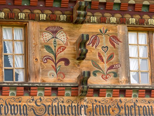 Photo richly carved and painted façade - to the house