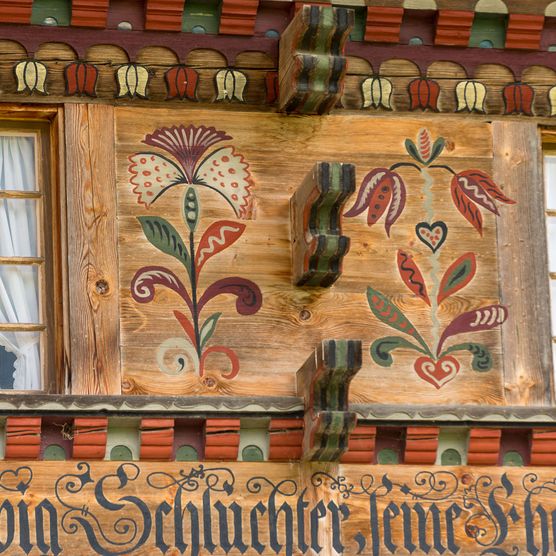 Foto reich geschnitzte und bemalte Fassade - zum Haus