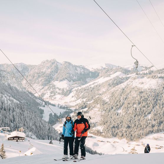 Foto Zwei Skifahrende auf dem Bügellift - zum Foto