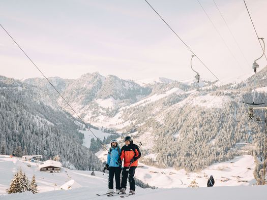 Foto Zwei Skifahrende auf dem Bügellift - zum Foto
