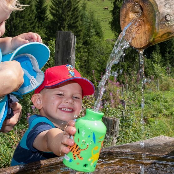 Photo Deux garçons remplissent leur eau potable à la fontaine - voir la photo