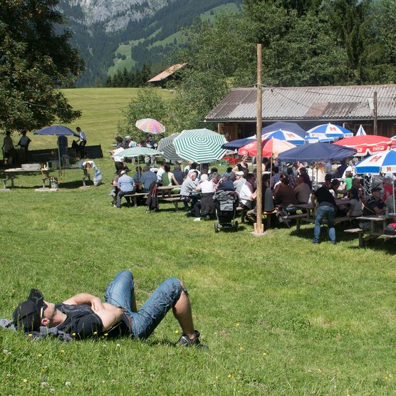 Foto Sicht auf Festwirtschaft mit bunten Sonnenschirmen - zum Foto