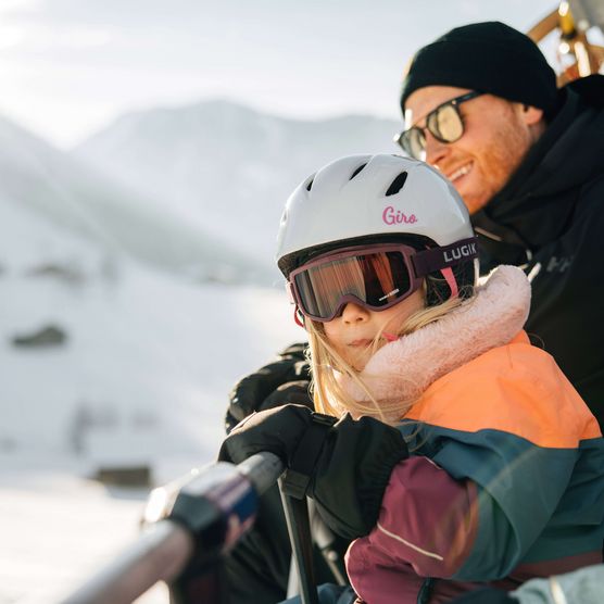 Foto Familie sitzt auf dem Sessellift - zum Foto