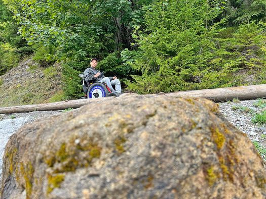 Foto - Steigungen bewältigt der Mountain Drive-Rollstuhl mühelos - zum Foto