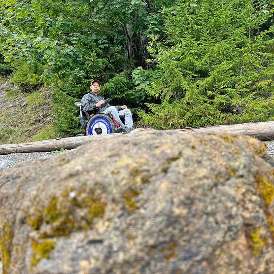 Foto - Steigungen bewältigt der Mountain Drive-Rollstuhl mühelos - zum Foto