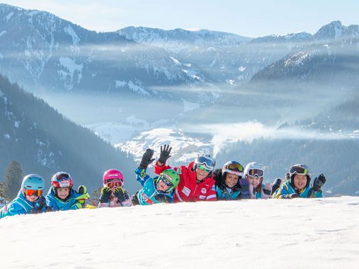 Foto Gruppe Skischüler liegt im Schnee - zum Foto