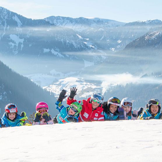 Foto Gruppe Skischüler liegt im Schnee - zum Foto