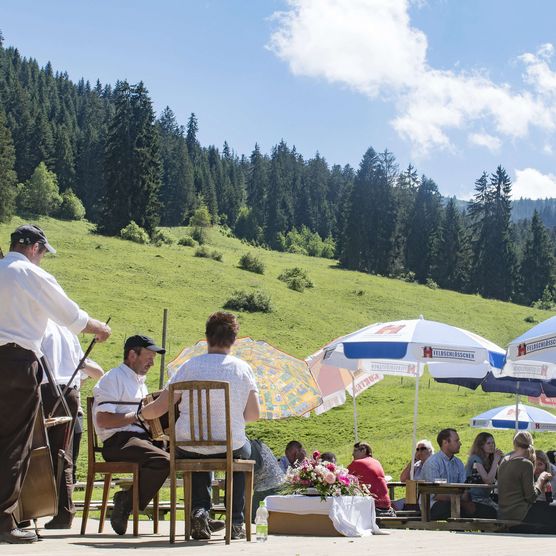 Foto Musik und Tanz am Bergdorfet - zum Foto