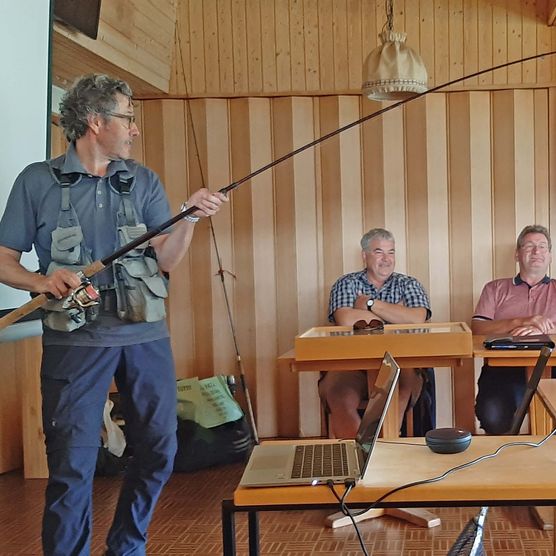 Foto Instruktor steht mit Angelroute vor den Auszubildenden - zum Foto