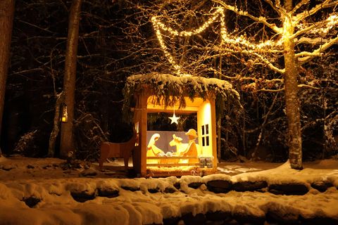 Diemtigtaler Waldkrippe bei Nacht