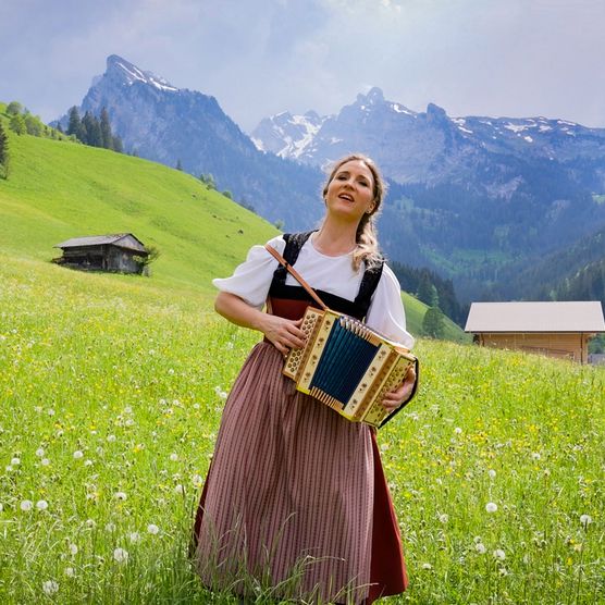 Die Diemtigtalerin Miss Helvetia lernt den Kindern auf der App den GrimmiJutz zu singen - zum Foto