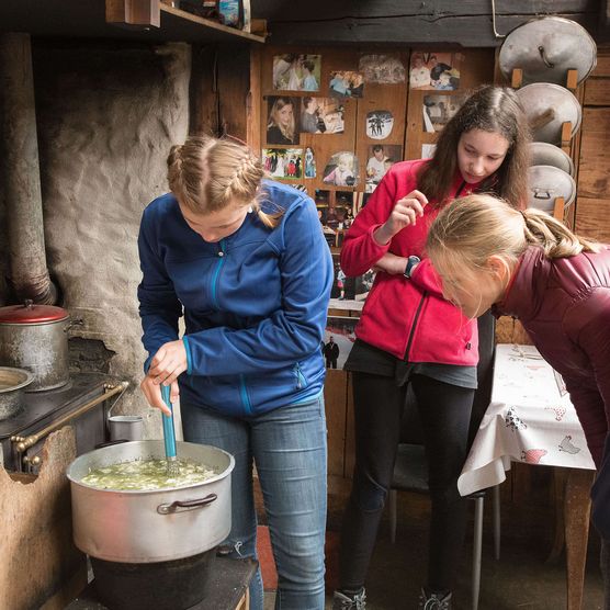 Foto Eine Gruppe von Schülerinnen beim Käsen - zum Foto