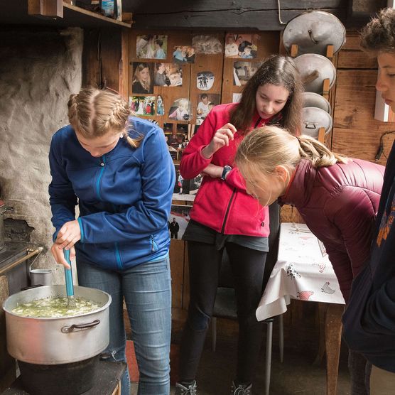 Foto Eine Gruppe Schüler beim Käsen - zum Foto