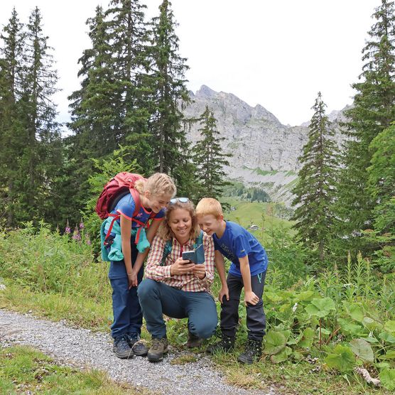 Foto Familie löst Rätsel am Jodelweg GrimmiJutz - zum Foto