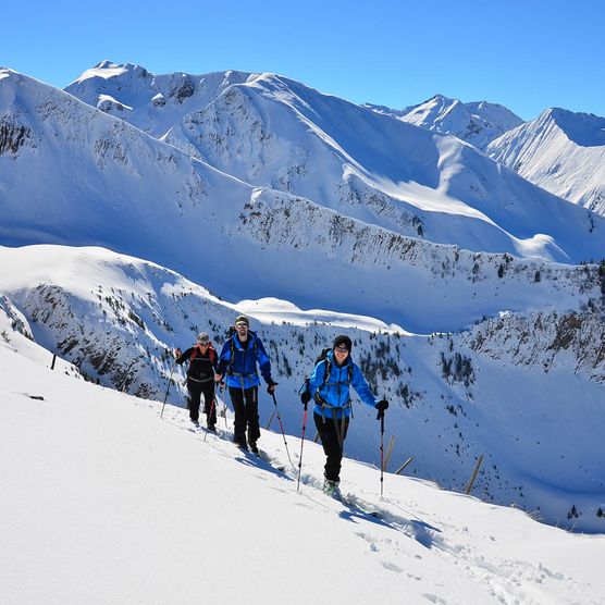 Foto Gruppe von Skiturenläufern unterwegs in den bestehenden Spuren - zum Foto