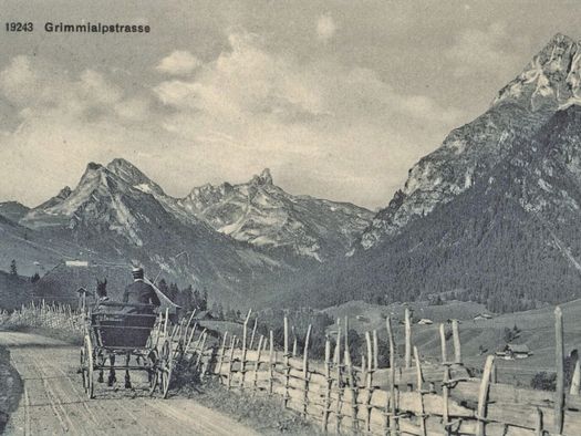 Foto Historische Ansicht der Grimmialpstrasse mit einer Kutsche im Vordergrund - zum Foto