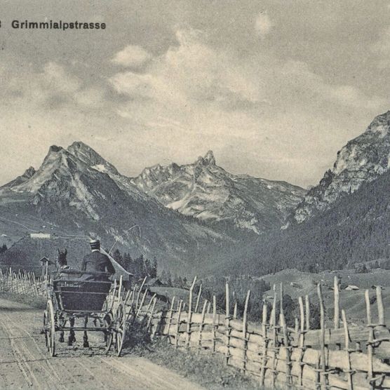 Foto Historische Ansicht der Grimmialpstrasse mit einer Kutsche im Vordergrund - zum Foto