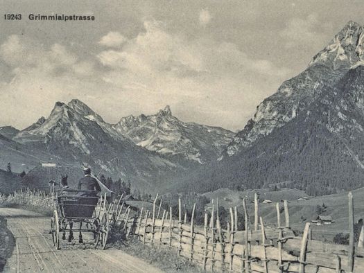Foto Historische Ansicht der Grimmialpstrasse mit Pferdekutsche im Vordergrund - zum Foto