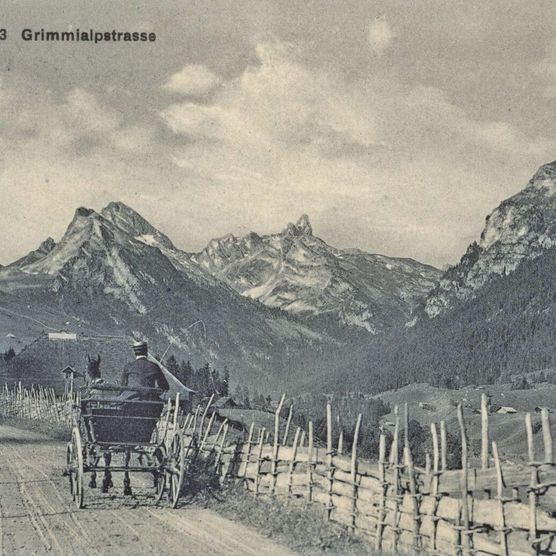 Foto Historische Ansicht der Grimmialpstrasse mit Pferdekutsche im Vordergrund - zum Foto