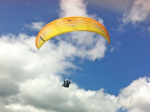 Foto Paraglider vor leicht bewölktem Himmel - zum Foto