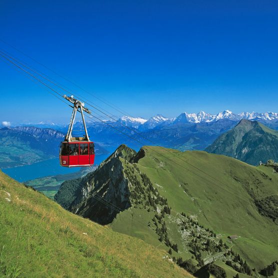 Foto Rote Kabine der Stockhornbahn vor Bergkulisse - zum Foto