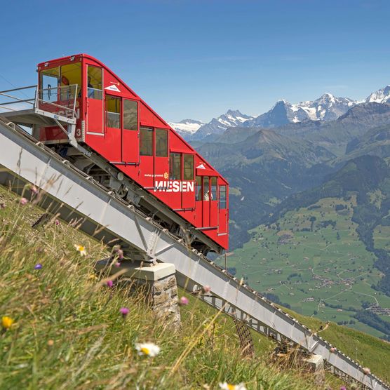 Foto Fahrt mit der roten Standseilbahn auf den Niesen - zum Foto