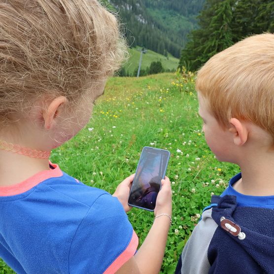 Die Kinder lernen mit der App zu jodeln - zum Foto