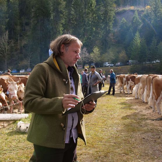 Foto Joel Meier läuft durch die Reihen und macht sich Notizen - zum Foto