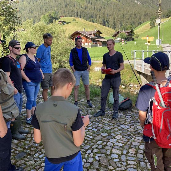 Foto Gruppe steht im Kreis - zum Foto