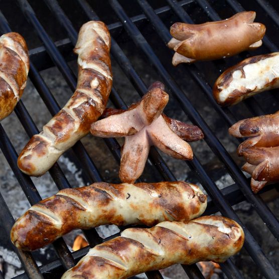 Foto Grill mit gebratenen Würsten und Cervelats - zum Foto