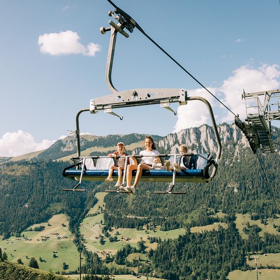 Foto Sesselbahn der Wiriehornbahnen mit Familie - zum Foto